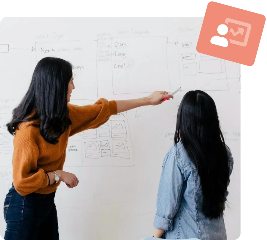 Twee collega's bespreken een schema op een whiteboard