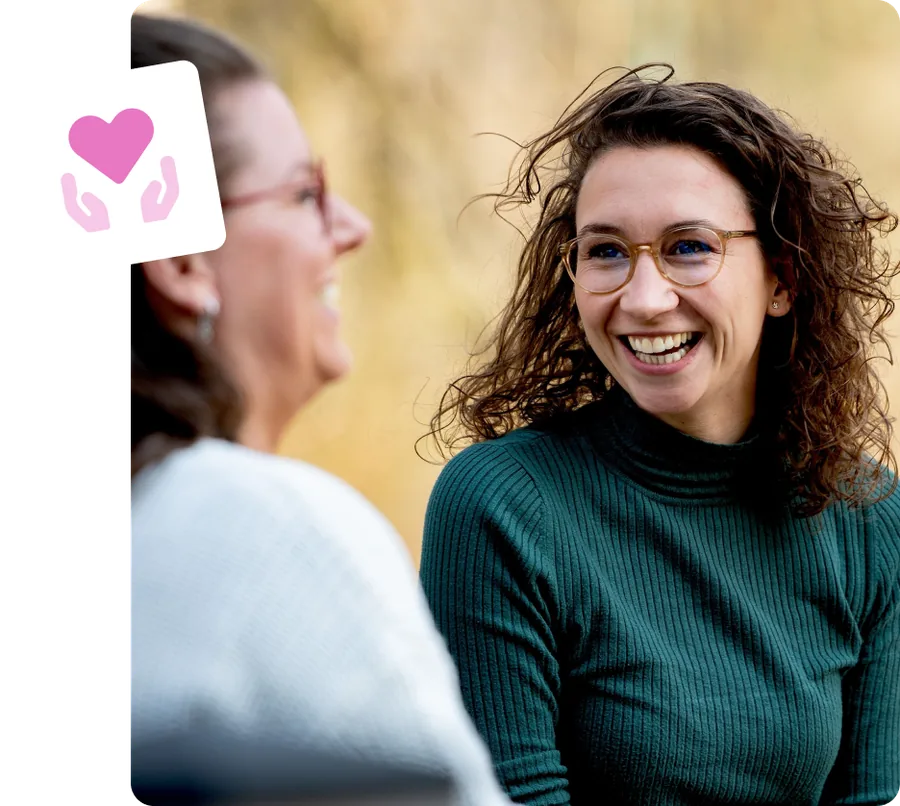 Twee vrouwen in een ontspannen gesprek